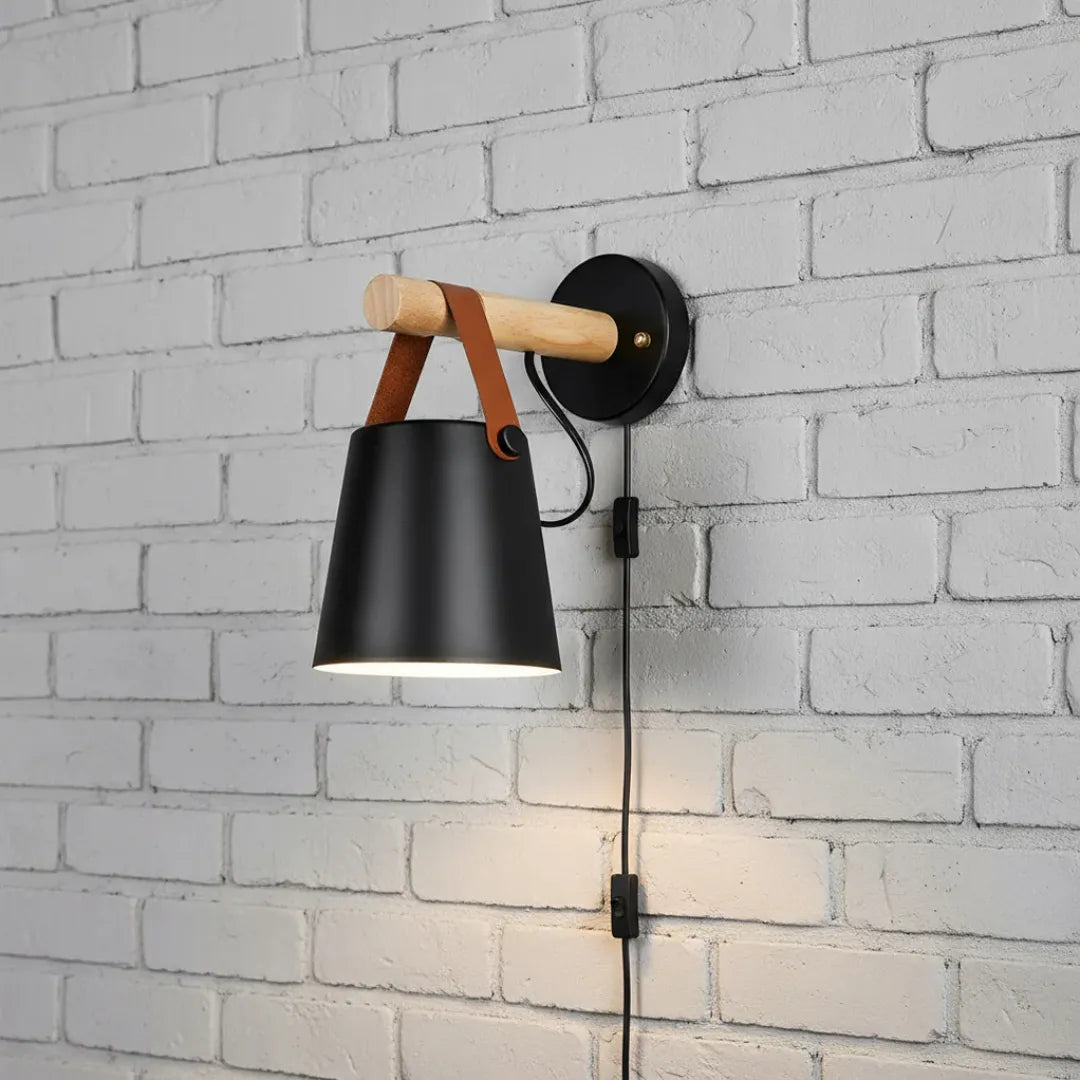 Holz-Wandleuchte mit schwarzem Schirm in seitlicher Ansicht