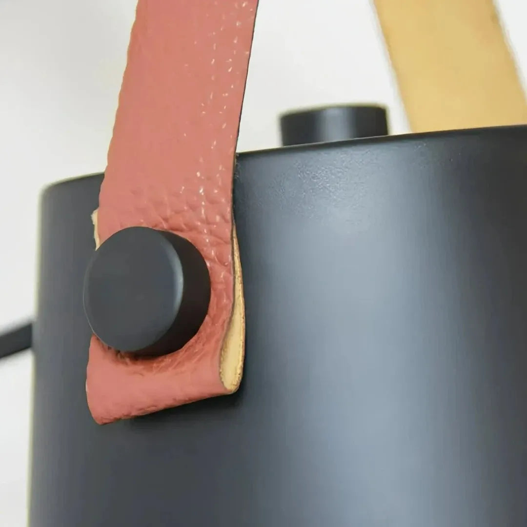 Detailansicht der Holzhalterung und des schwarzen Metallschirms