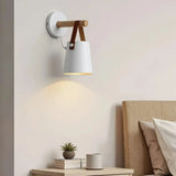 Weiße skandinavische Wandleuchte als Akzentlicht im Schlafzimmer