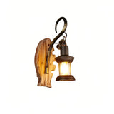 Seitliche Ansicht der Holz-Wandlampe mit schwarzem Käfigschirm