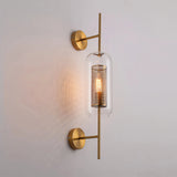 Eingeschaltete goldfarbene Wandleuchte mit warmweißem Licht