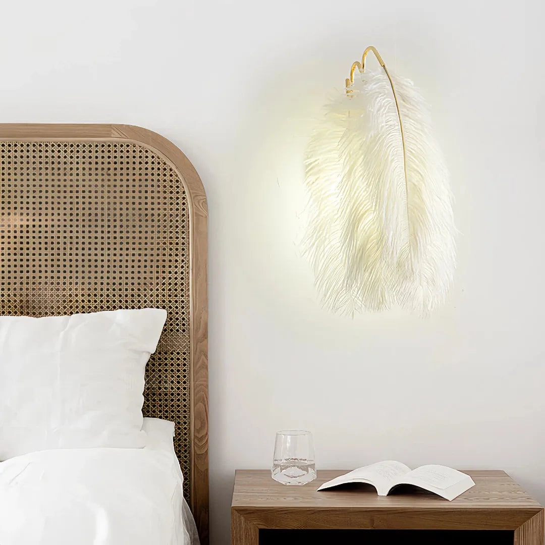 Weiße Feder-Wandleuchte für Schlafzimmer