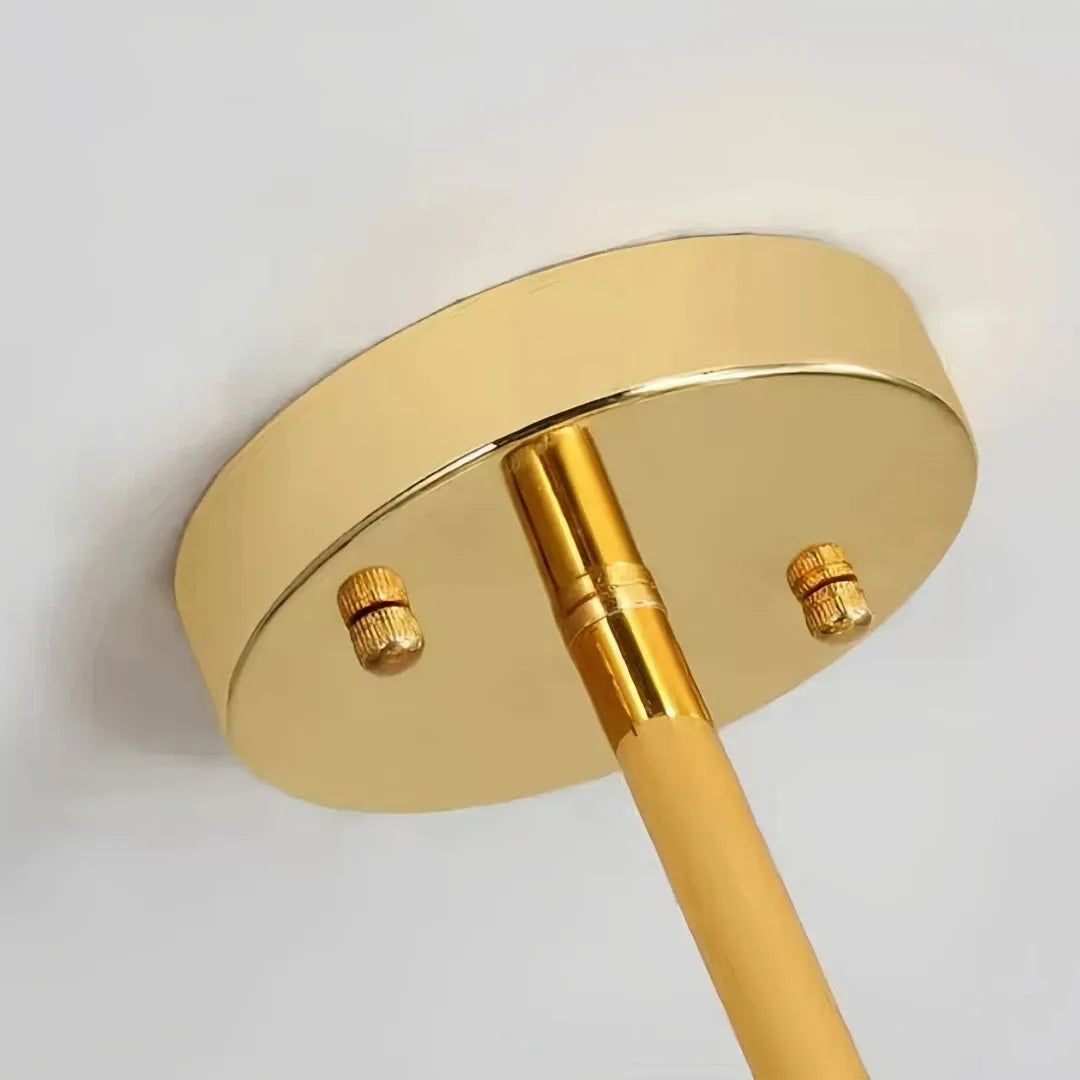 Goldener Leuchtenkörper mit radialen Armen und weißen Glasschirmen