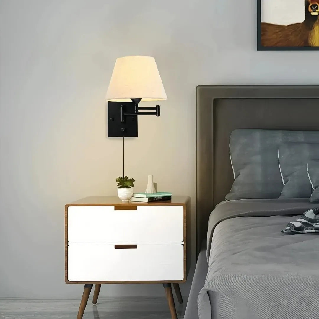 Moderne Wandleuchte fürs Schlafzimmer mit weißem Stoffschirm`