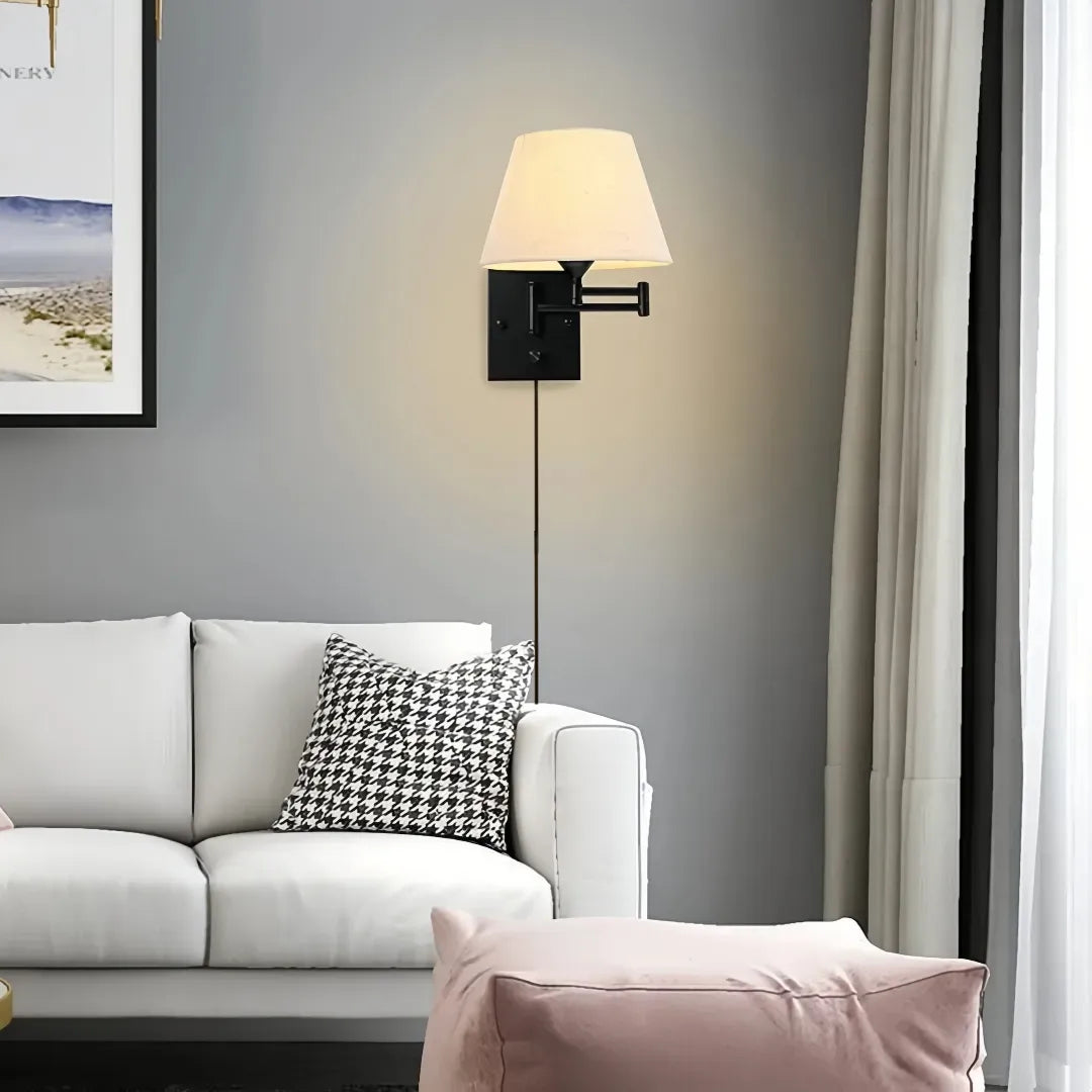 Wandleuchte eingeschaltet mit warmweißem Licht