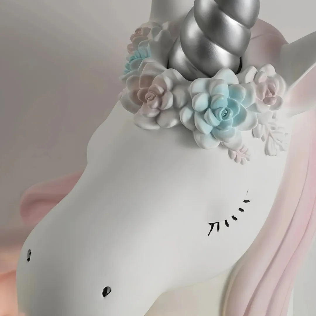 Detailaufnahme der Einhornfigur aus Kunstharz mit Blumenkrone