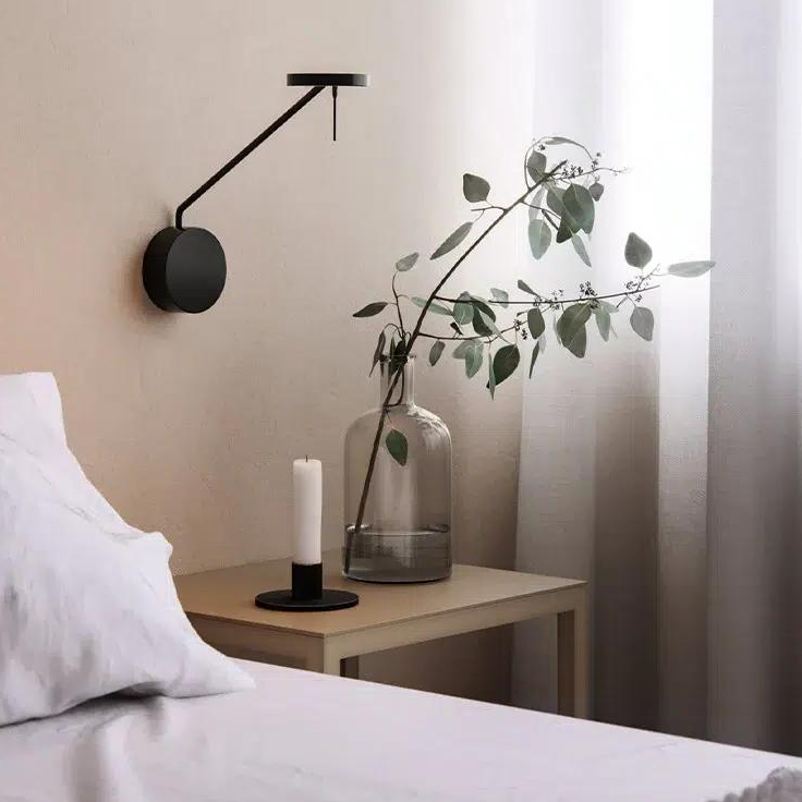 Moderne LED-Wandleuchte mit verstellbarem Kipparm für Schlafzimmer in Schwarz
