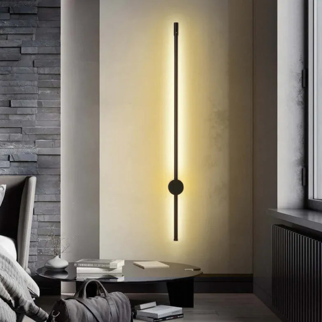 Lineare Wandleuchte in Schwarz an einer Innenwand